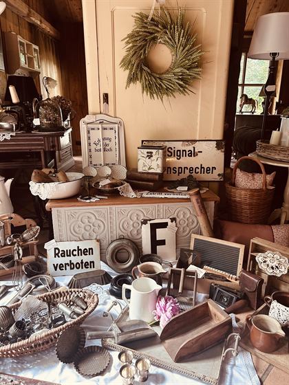 Emailleschilder, Ornament-Truhe, alte Kameras und Backformen