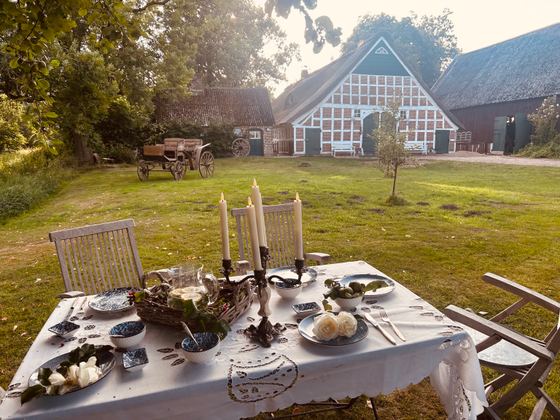 Fachwerkhaus mit festlich gedecktem Tisch im Garten – Home Staging von The Attic